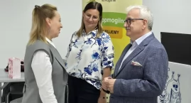 Nauczyciel konsultant Grzegorz Nazaruk żegna się z dyrektorami powiatu mogileńskiego