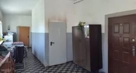 Lokatorzy mieszkań socjalnych w budynku po byłej szkole w Siedlimowie nie dbają o porządek