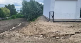 Postawią mur oporowy, by zapobiec osuwaniu się skarpy przy budowanej hali SP 2 Mogilno