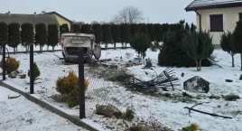 32-latek, który dachował w środę na prywatnej posesji w Strzelnie, był pijany i nie miał uprawnień do kierowania