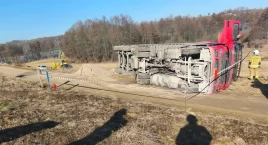 Wieniec - podczas rozładunku przewrócił się ciągnik siodłowy z naczepą