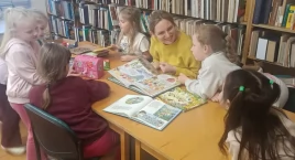Kwiatowo-popcornowo w Klubie Najmłodszych Przyjaciół Książek w Trzemesznie (zdjęcia)