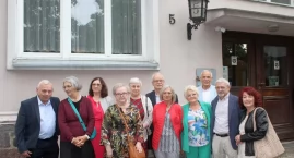 49 lat temu też kwitły kasztany - klasa IV a i IV d Liceum Ogólnokształcącego w Trzemesznie (zdjęcia)