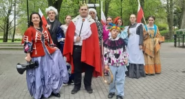 Uczniowie ZPS w Szerzawach happeningiem na ulicach Mogilna uczcili 235. rocznicę uchwalenia Konstytucji 3 Maja (film + zdjęcia)