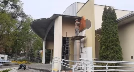 Remont letniego amfiteatru - zrywanie odparzonych tynków, nowe rynny, częściowa wymiana podłogi