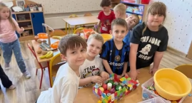 Zdjęcie przedstawia: "Króliczki" z ZSP nr 1 w Trzemesznie stały się sprzedawcami i klientami w sali przedszkolnej (zdjęcia)