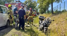 Zdjęcie przedstawia: 28-letnia mogilnianka kierująca audi, podczas wyprzedzania zderzyła się z kierującym motocyklem
