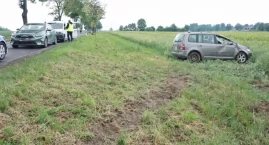 Zdjęcie przedstawia: Na zakręcie w Olszy wypadła z drogi powiatowej i dachowała w polu (zdjęcia)