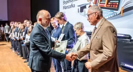 Zdjęcie przedstawia: Dyrektor ZS Mogilno Zbigniew Grzechowski odebrał z rąk marszałka statuetkę Lidera Projektu "Zawodowe Talenty Kujaw i Pomorza"