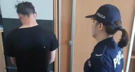 Zdjęcie przedstawia: 83-latka oszukana metodą "na policjanta". Mogileńska drogówka zatrzymała w Wiecanowie 17-latka, który podjął z wycieraczki 50.000 złotych