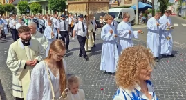 Boże Ciało w Trzemesznie (film + zdjęcia)
