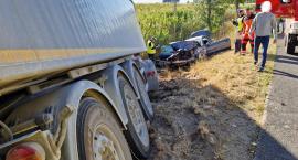 Wypadek w Sucharzewie - nowe fakty. Kierowca osobówki z obrażeniami rąk i nóg. Kierowcy volvo zatrzymano prawo jazdy