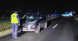 Hyundai jechał w kierunku Mogilna, 41-latek wbiegł pod pojazd z lewej strony (aktualizacja)