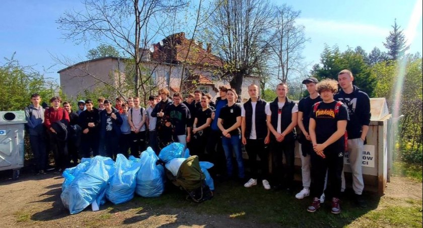 Sprzątamy dla Polski. Akcja uczniów wołowskiego technikum