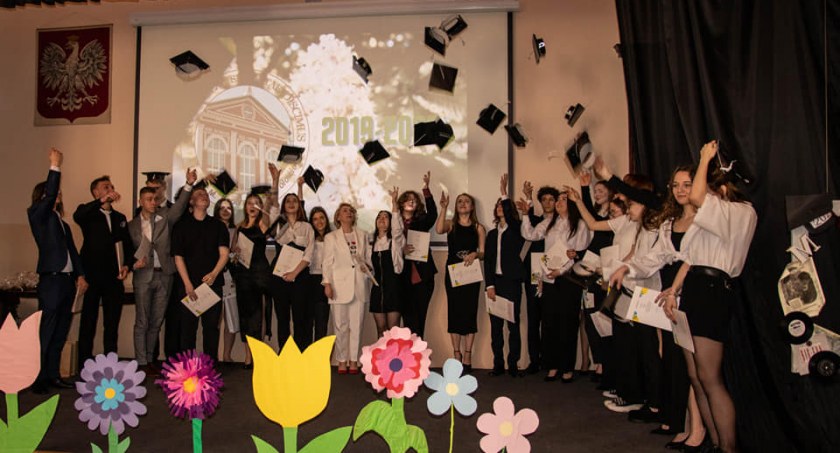 Uroczyste pożegnania maturzystów w naszych szkołach [zdjęcia]