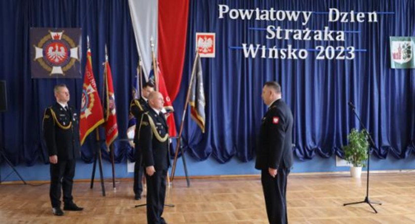 Medale, nagrody i awanse dla zasłużonych strażaków