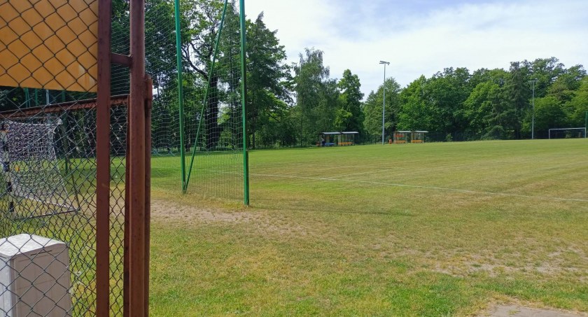 Zaniedbany i niedostępny dla każdego. Taki jest stadion w Brzegu Dolnym [ZDJĘCIA, WIDEO]