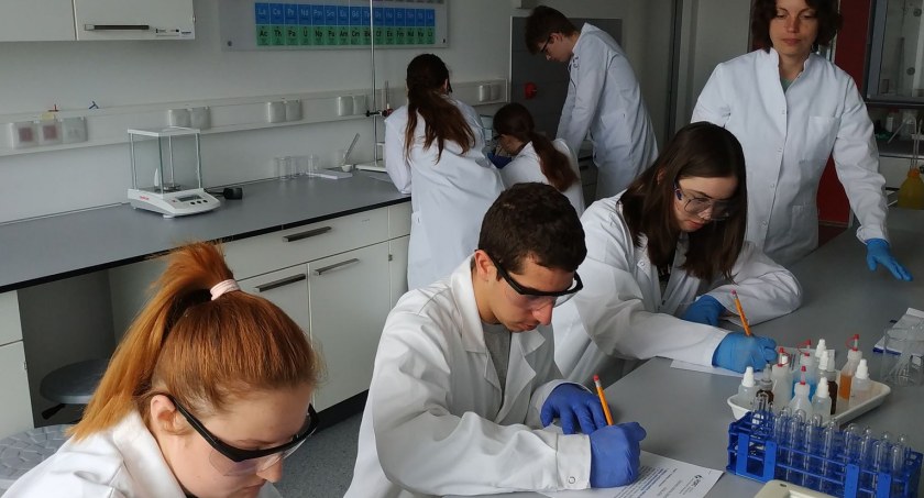 Licealiści z Wołowa na warsztatach chemicznych