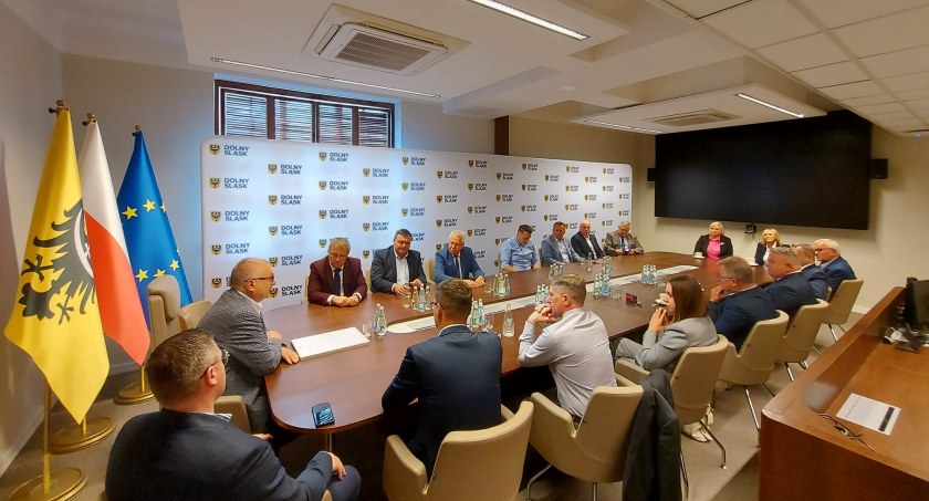 Burmistrz Wołowa wśród samorządowców popierających marszałka Przybylskiego