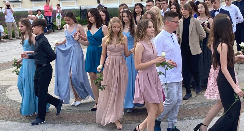 Ósmoklasiści z Brzegu Dolnego na balu [ZDJĘCIA, WIDEO]