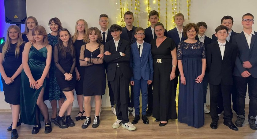 Wołowscy ósmoklasiści imprezowali na balu {zdjęcia]