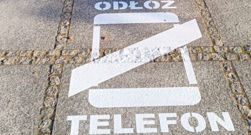 Przekreślony telefon przy przejściu dla pieszych