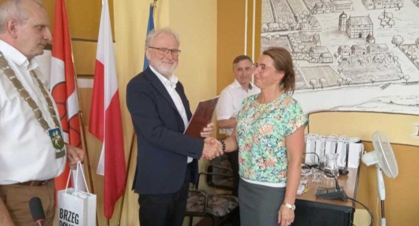 Nowo wybrani sołtysi z aktami poświadczenia