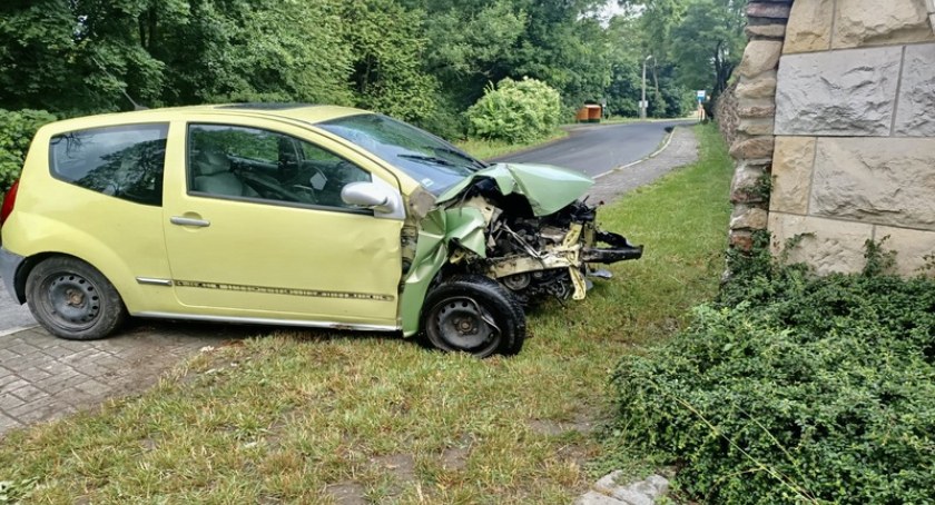 Młody kierowca roztrzaskał samochód, uderzając nim w mur