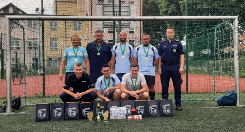 Policjanci najlepsi w turnieju piłki nożnej o puchar prezesa