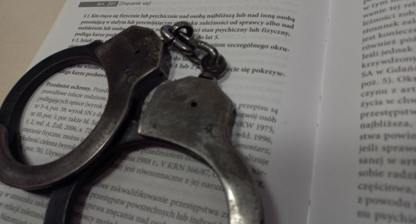 45-latek znęcał się nad rodziną. Dostał zakaz zbliżania się do bliskich