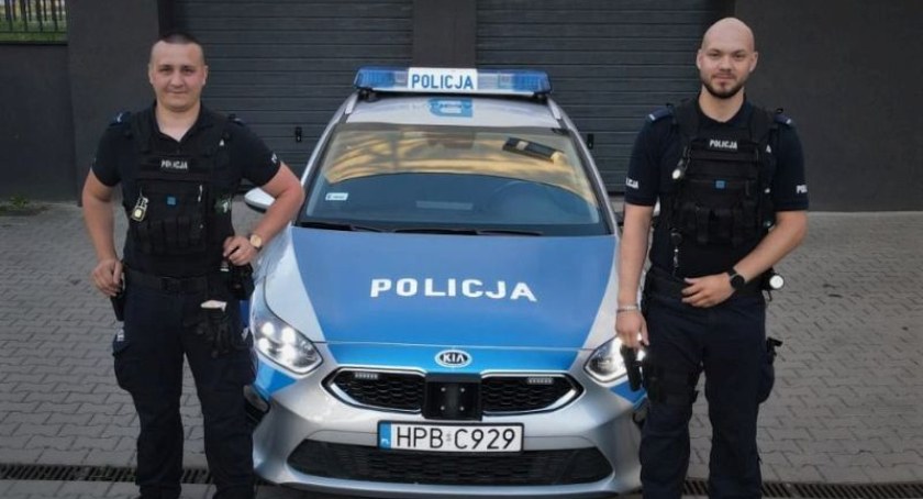 Uratowali ludzi z płonącego budynku