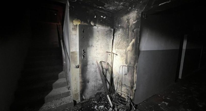 Policjanci pomogli mieszkańcom wyjść z płonącego budynku