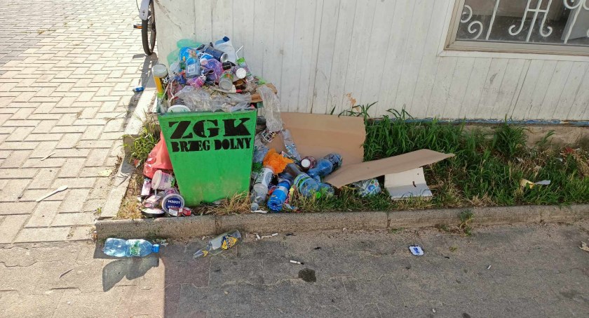 Stery odpadów przy targowisko i na terenie obok sklepu Żabka 