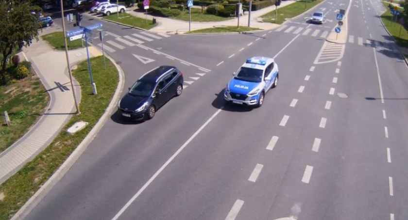 Policjanci eskortowali chorego chłopca do szpitala