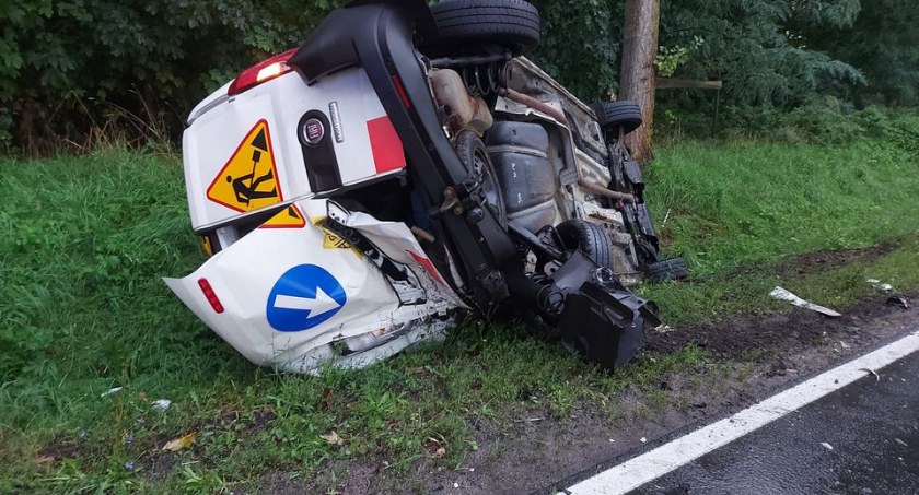 Najechał osobówką na samochód służby drogowej [ZDJĘCIA]
