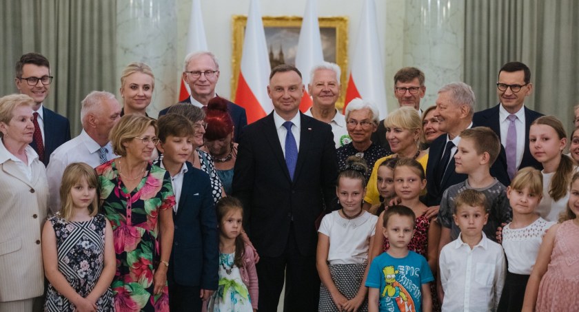Prezydent Andrzej Duda podpisał ustawę o bezpłatnych lekach dla dzieci i seniorów