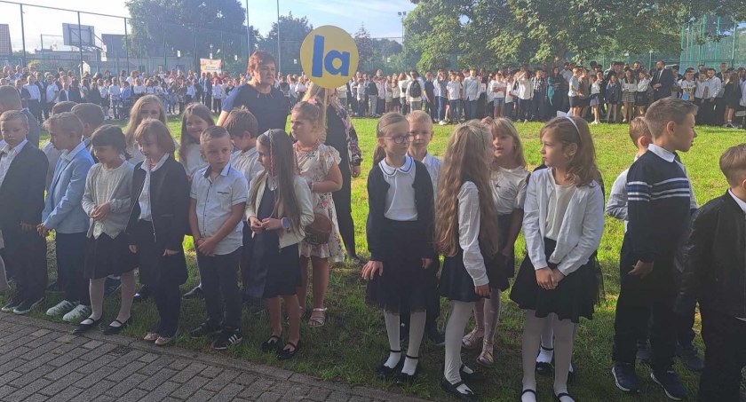 Uczniowie wracają do szkolnych ławek po wakacyjnej przerwie. Rozpoczęcie roku szkolnego w SP1