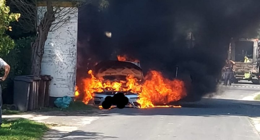 Auto pali się w miejscowości Wały - informują strażacy z OSP w Brzegu Dolnym