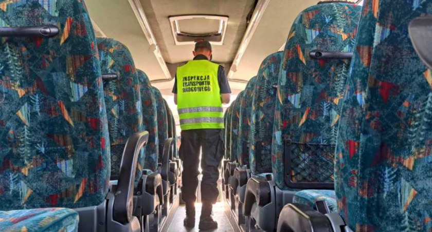 Długa lista usterek. Inspektorzy wycofali autobusy wożące dzieci do szkół w Brzegu Dolnym