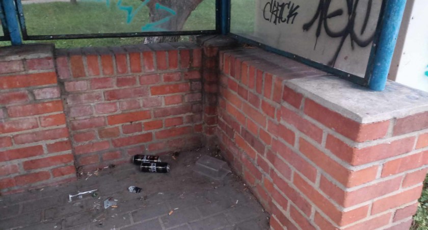 Przystanek dla pasażerów zamienił się w przystanek picia alkoholu