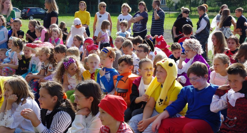 Makijaż, kostiumy i uśmiechy. Święto bajkowych postaci w Szkole Podstawowej im. Kornela Makuszyńskiego [FOTO]