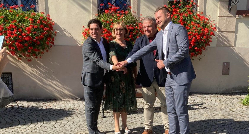 Bezpartyjni Samorządowcy prezentują swoje plany na wybory przed wołowskim ratuszem [WIDEO]