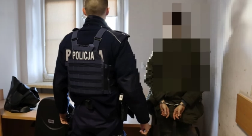 Rzucili się z pięściami na ratowników medycznych