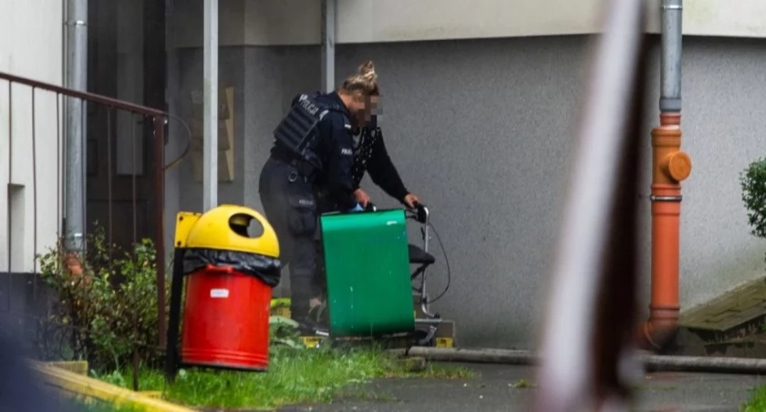 Policjanci ewakuowali kobietę z płonącego mieszkania