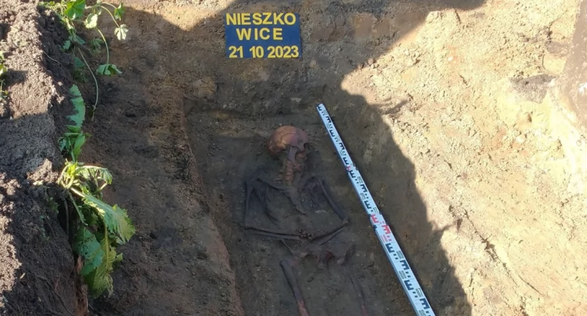 Odnaleźli stary grób na terenie wołowskiej wsi [ZDJĘCIA]