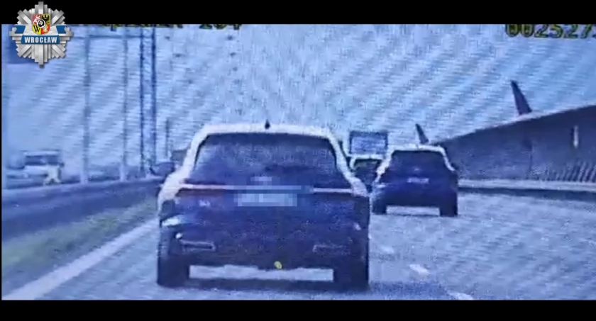 Brawurowa jazda na zderzaku. Młoda kierująca pędziła 173 km/h [WIDEO]
