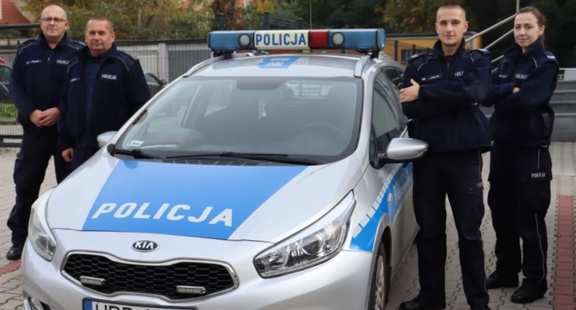 Policjanci weszli do płonącego mieszkania, by ratować lokatorów