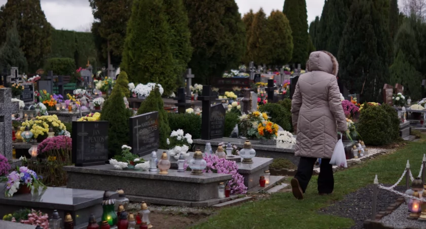 Darmowe autobusy na cmentarz w Wołowie i w Brzegu Dolnym [ROZKŁAD JAZDY]