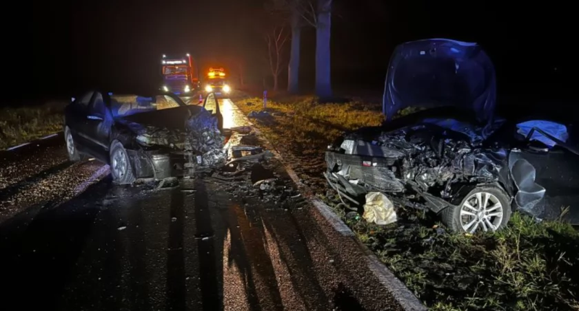 Czołowe zderzenie dwóch osobówek i apel policji