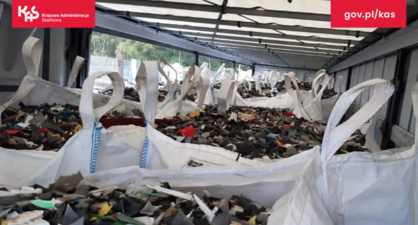 Dolnośląska KAS zatrzymała nielegalny transport tworzyw sztucznych z Holandii